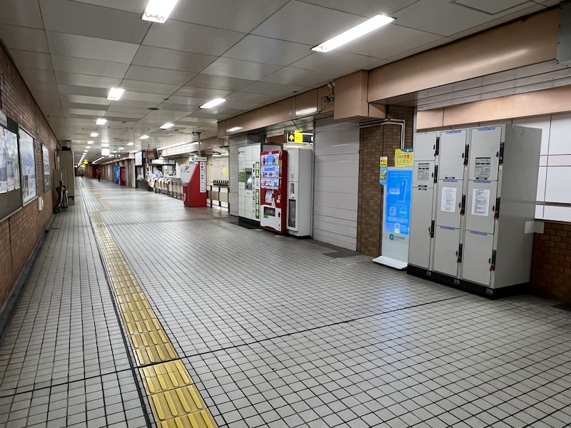 コインロッカー側から改札を見る