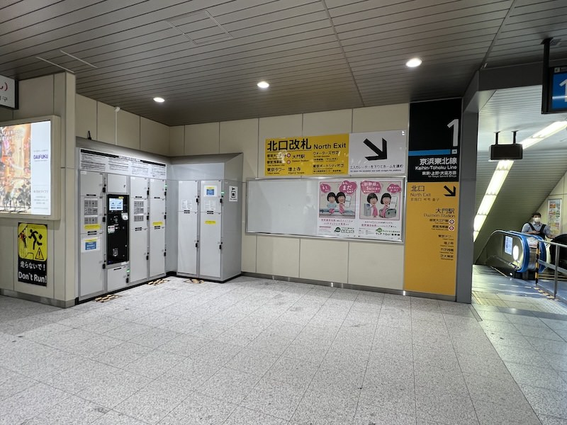 JR浜松町駅南口改札内コンコース1・2番線へのエスカレーター横にあるコインロッカー