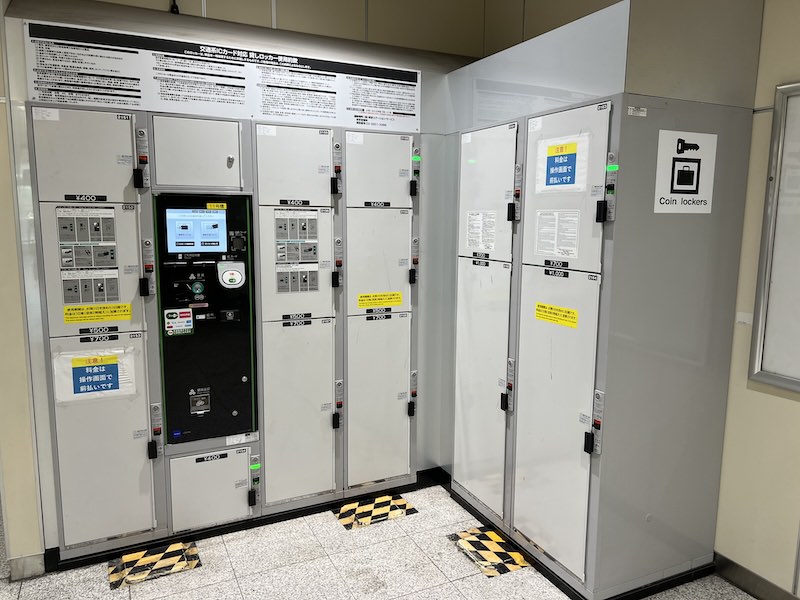 JR浜松町駅南口改札内コンコース1・2番線エスカレーター横のコインロッカー
