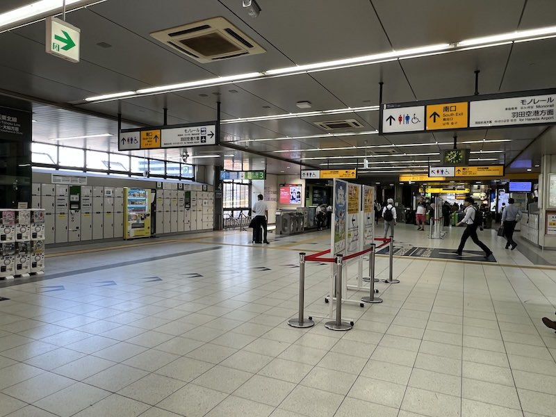 JR浜松町駅改札内コンコース。左の壁面3・4番線ホームへの階段横にコインロッカーが設置されている。