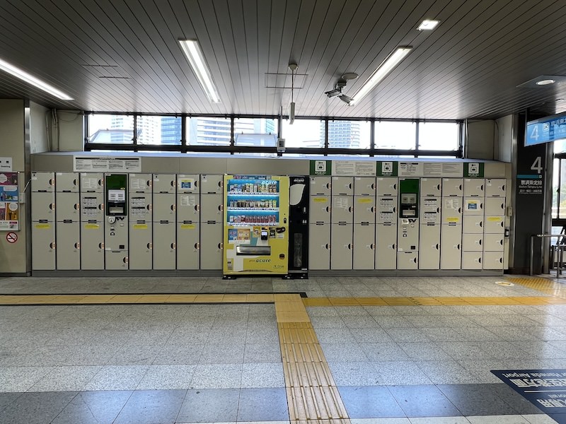 JR浜松町駅南口改札内コンコース3・4番線階段横のコインロッカー