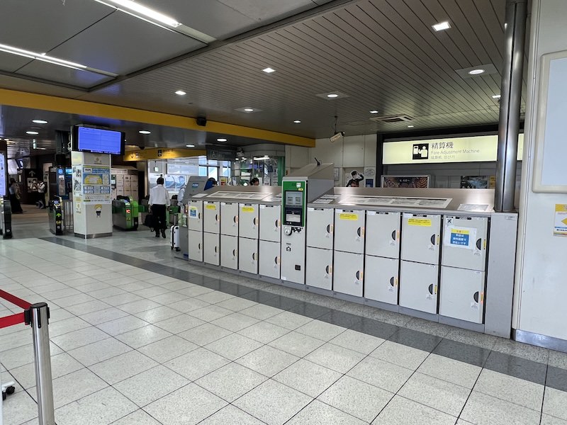 南口改札内コンコース1・2番線への階段横にあるコインロッカー