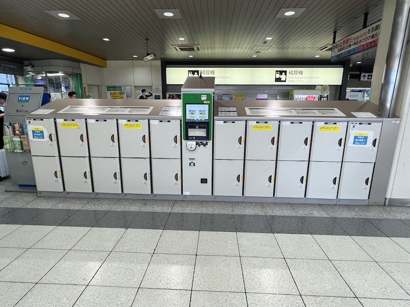 JR浜松町駅南口改札内コンコース1・2番線階段横のコインロッカー