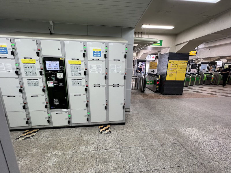 コインロッカーから見たJR浜松町駅北口改札