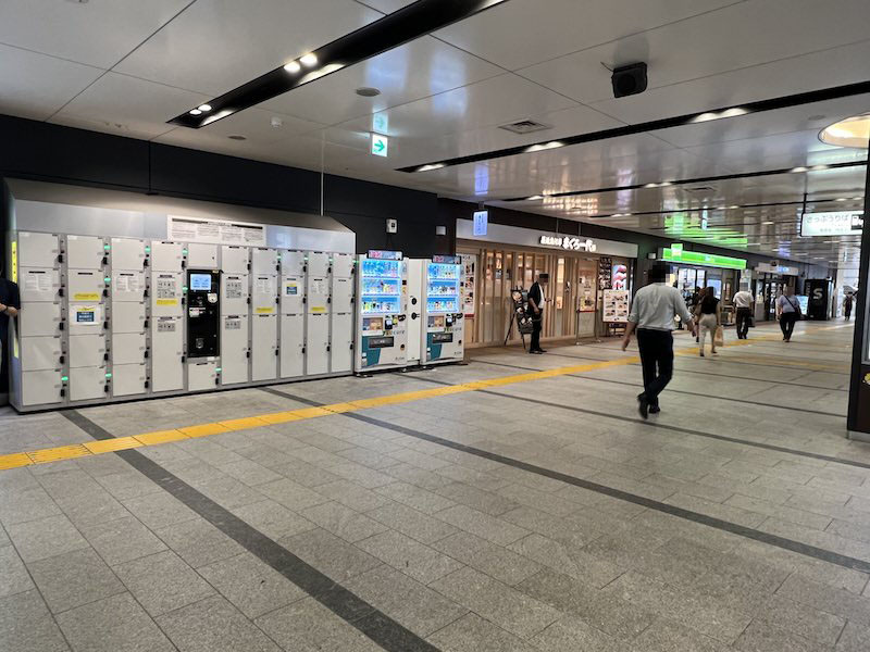 南口改札を出て左側の通路内にあるコインロッカー