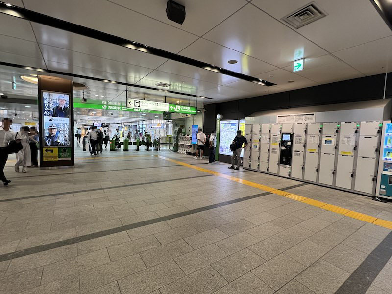 コインロッカー側からJR浜松町駅南口改札を見る