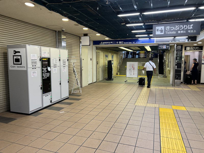 左に曲がるとモノレール浜松町駅の南口前にコインロッカーがある