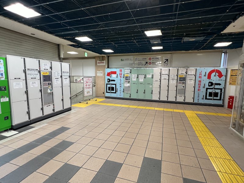 モノレール浜松町駅2階南口階段横のコインロッカー