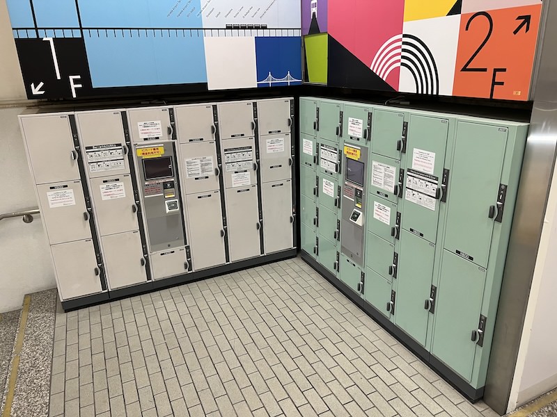 モノレール浜松町駅南口階段踊り場のコインロッカー