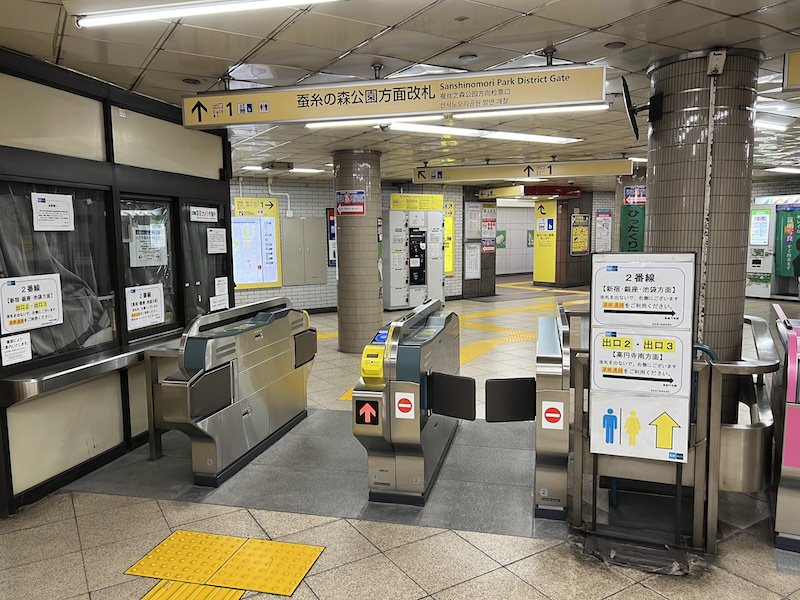 荻窪方面行きホームに面した蚕糸の森公園方面改札。改札を出たところにコインロッカーが見える。