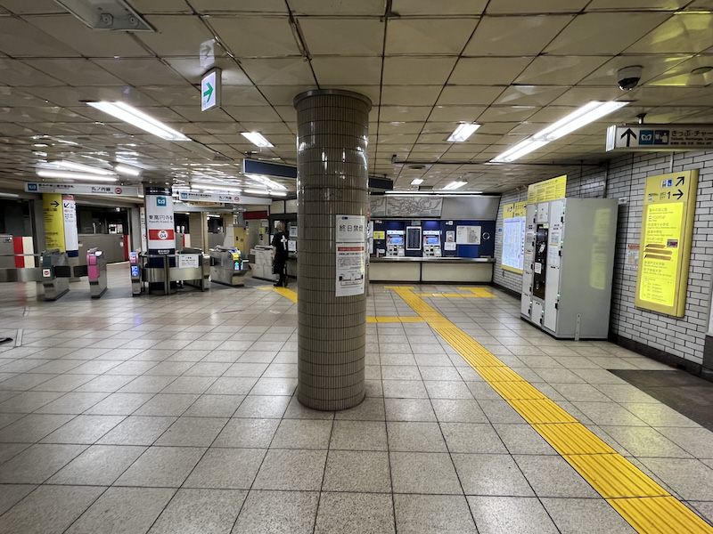 コインロッカーと荻窪方面行きホームにつながる蚕糸の森公園方面改札