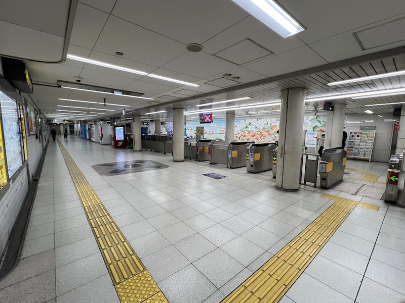 改札を出て右側の通路を進む