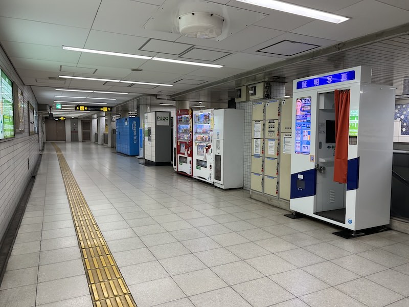 通路の右側にコインロッカーが設置されている