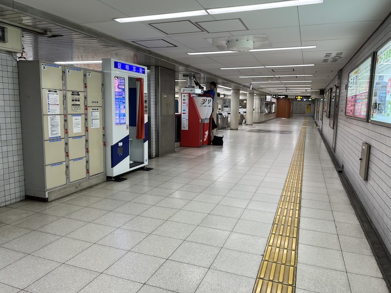 コインロッカー側から改札を見る