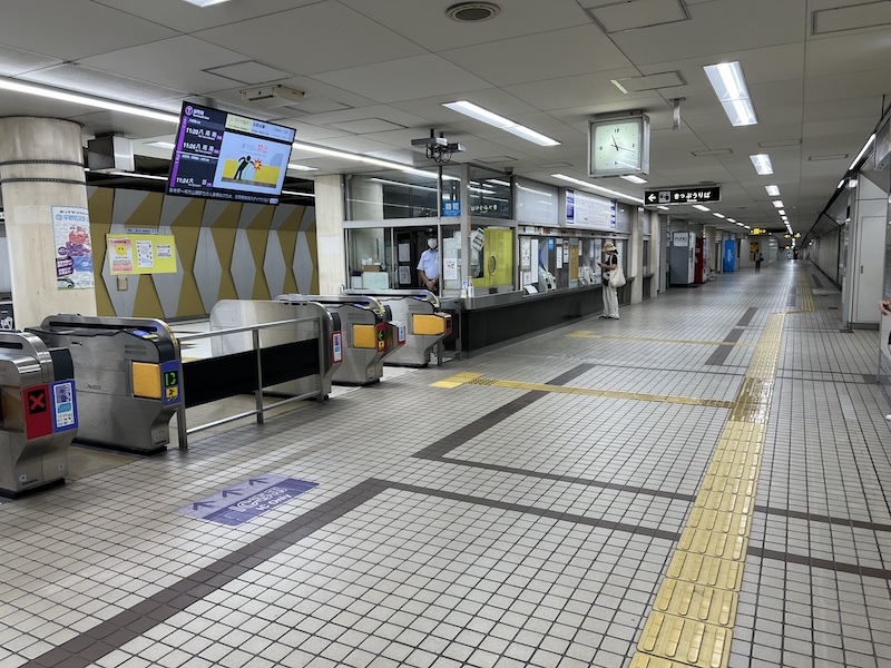 改札を出て左側の通路を進む