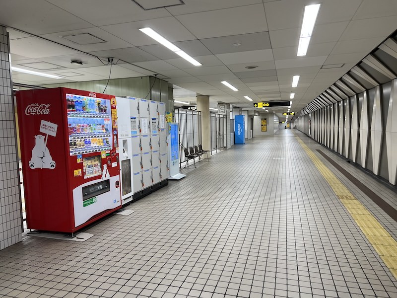 通路左側にコインロッカーが設置されている