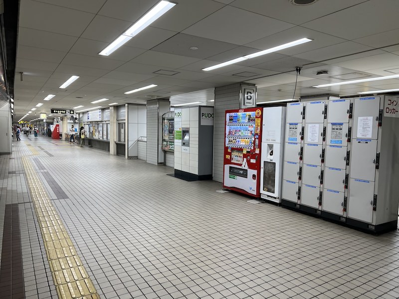 コインロッカー側から改札を見る