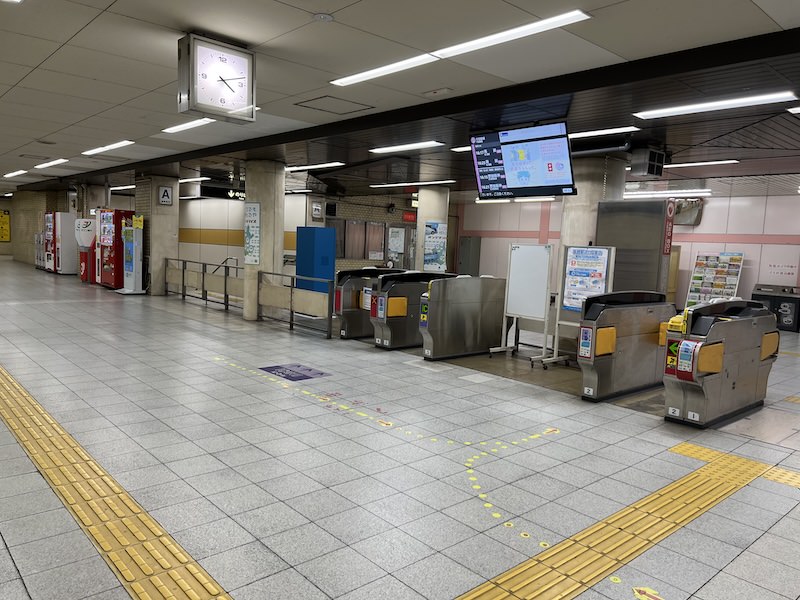 改札を出て右側の通路を進む