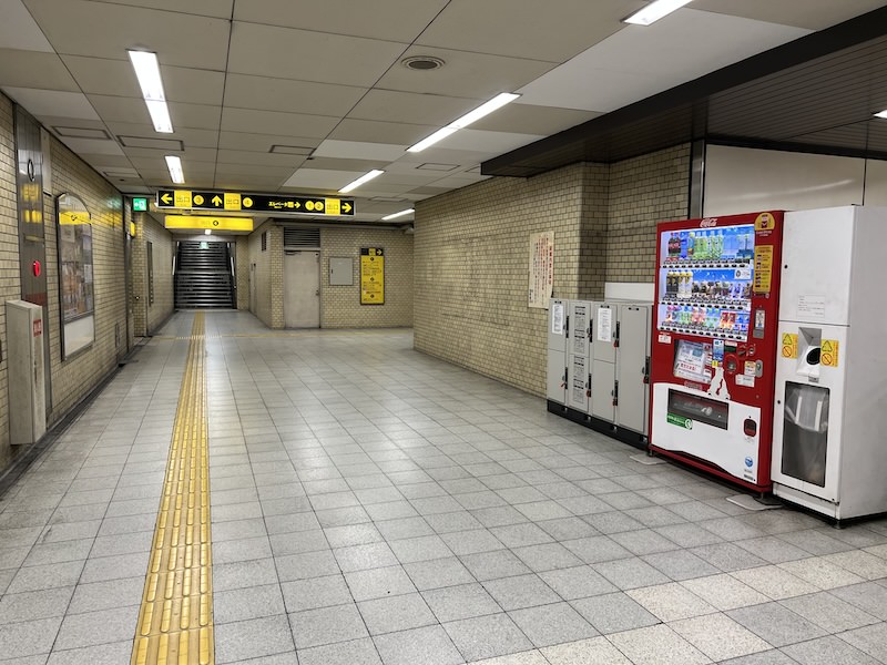 1〜4号出入口への通路内にあるコインロッカー