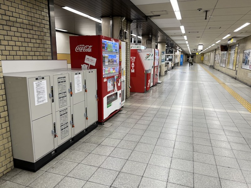 コインロッカー側から改札方向を見る