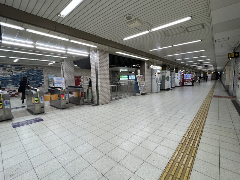 改札を出て左側の通路内にコインロッカーが見える