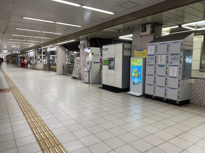 コインロッカー側から改札を見る