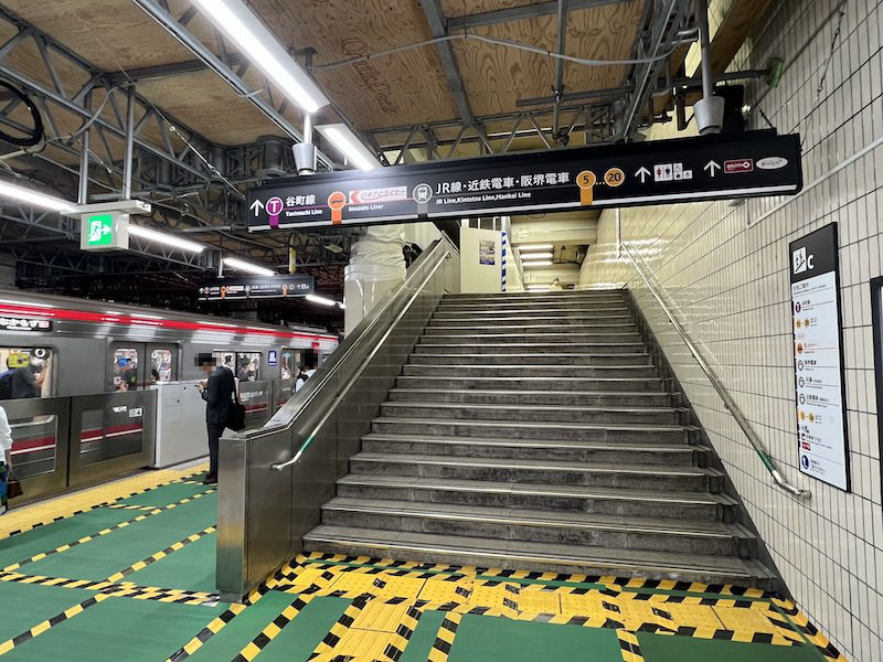 あびこ・なかもず方面行きホームにあるC階段