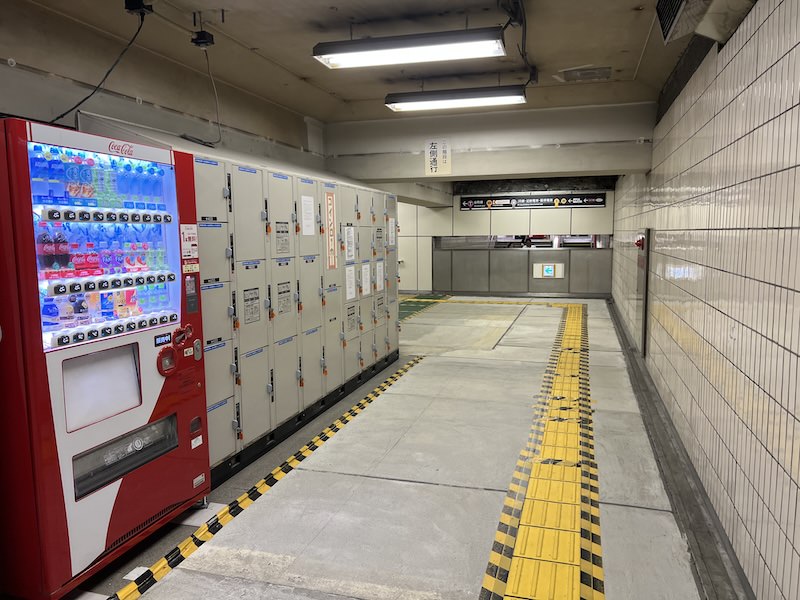 C階段を上がったところにコインロッカーが設置されている