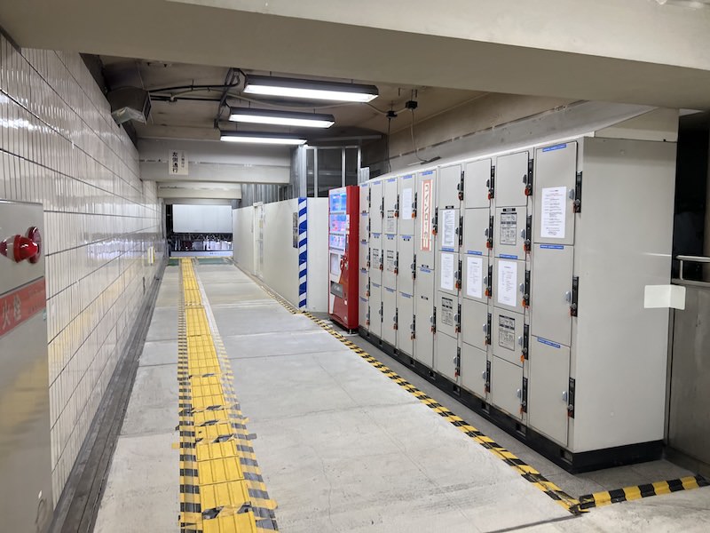 コインロッカー側からあびこ・なかもず方面行きホーム方向を見る