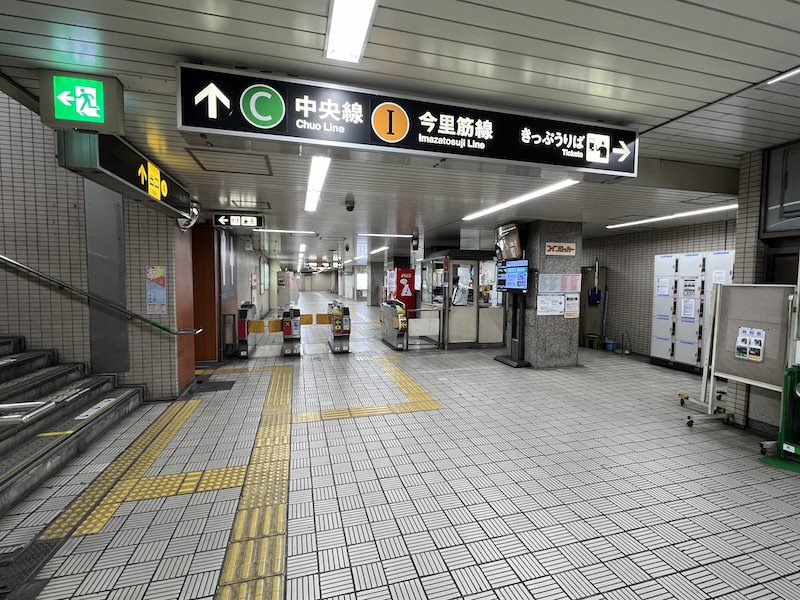 東改札を出てすぐ左側、4号出入口の向かいにあるコインロッカー。