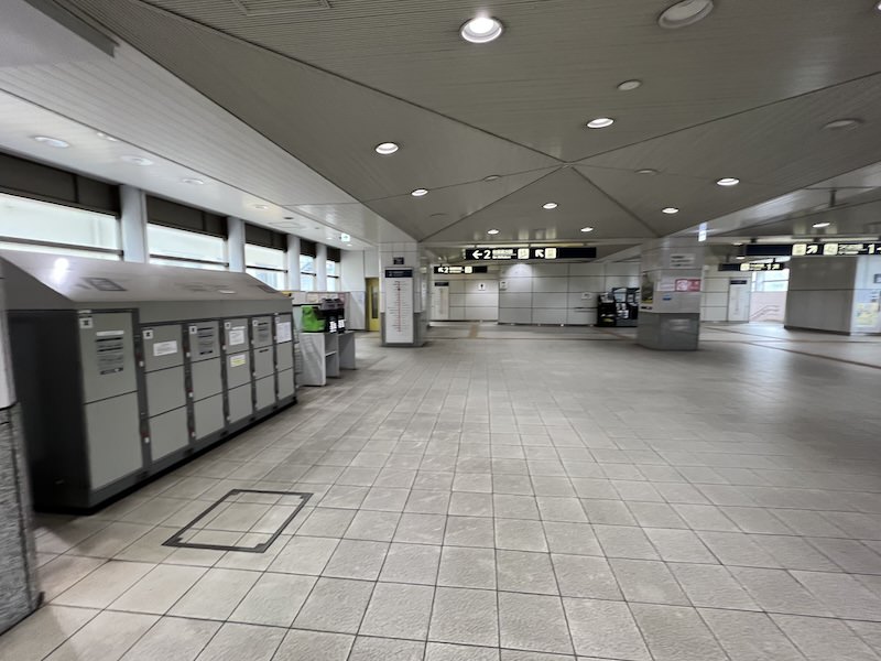 コインロッカー側から各ホーム方向を見る