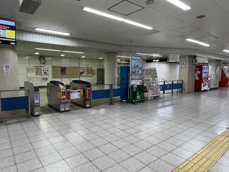 改札を出て左側の通路を進む