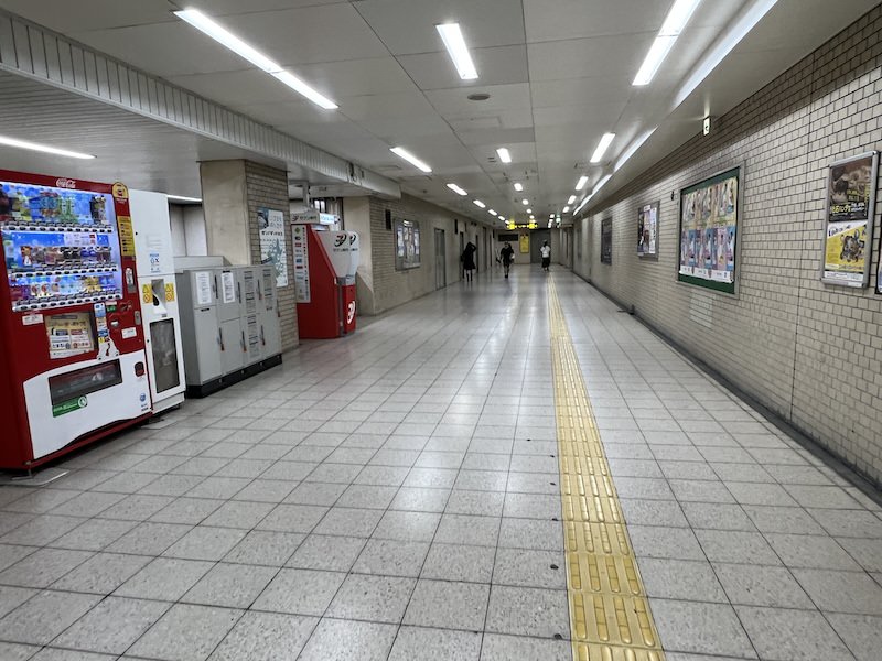 通路の左側にコインロッカーがある