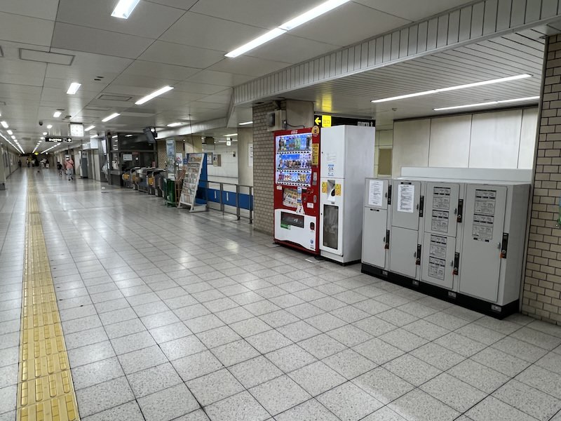 コインロッカー側から改札を見る