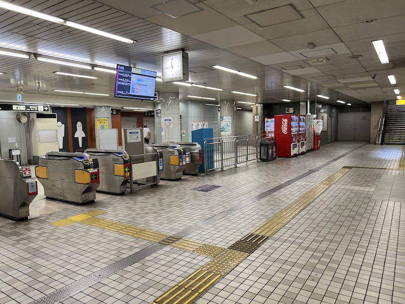 改札を出て左側へ進む