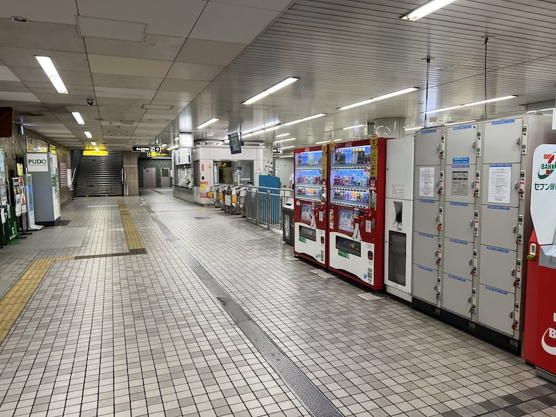 コインロッカー側から改札を見る