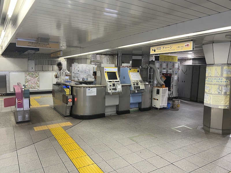 改札内の右側に設置されているコインロッカー