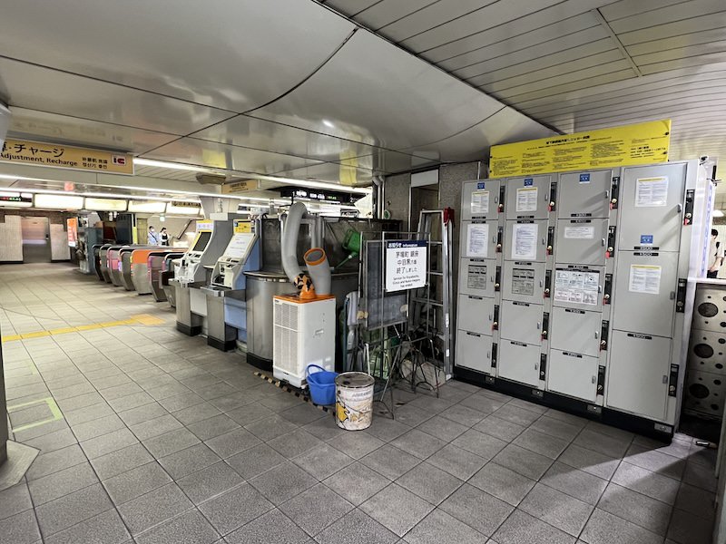 コインロッカー側から改札を見る