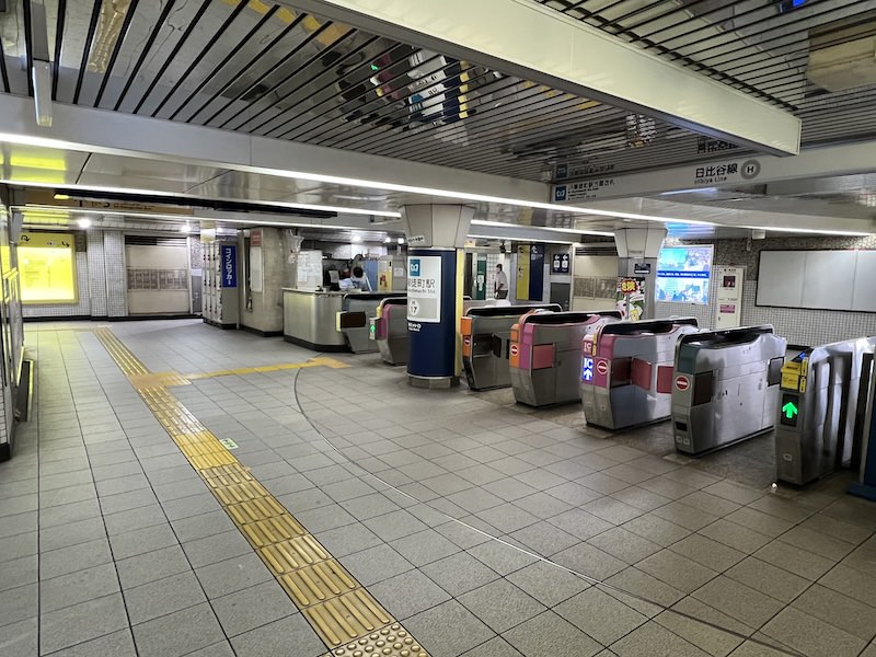 改札を出て右側にコインロッカーが見える