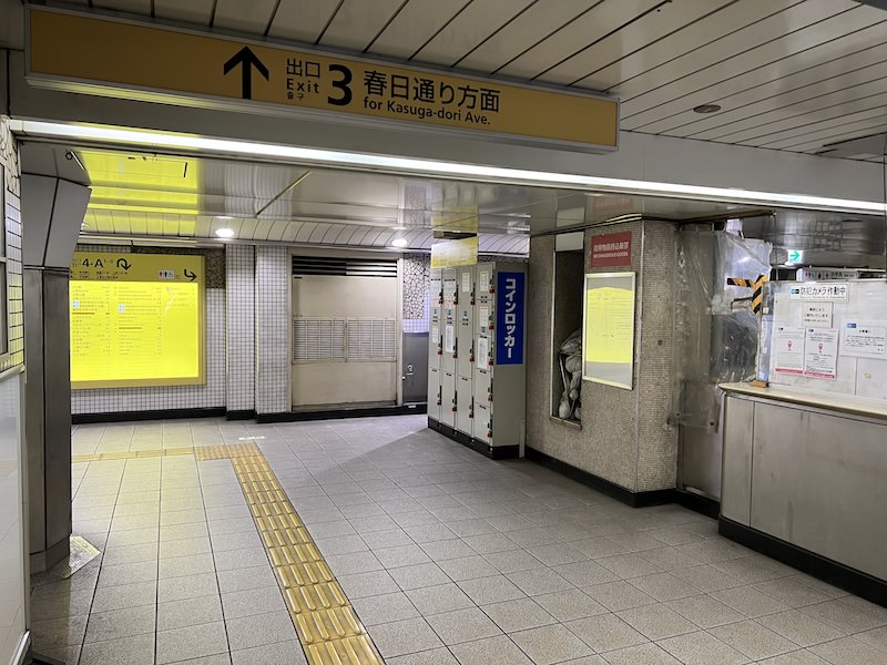 春日通り方面の3番出入口付近にあるコインロッカー