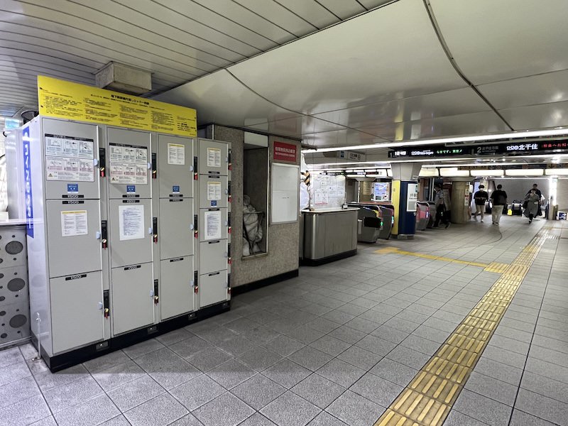 コインロッカー側から改札を見る