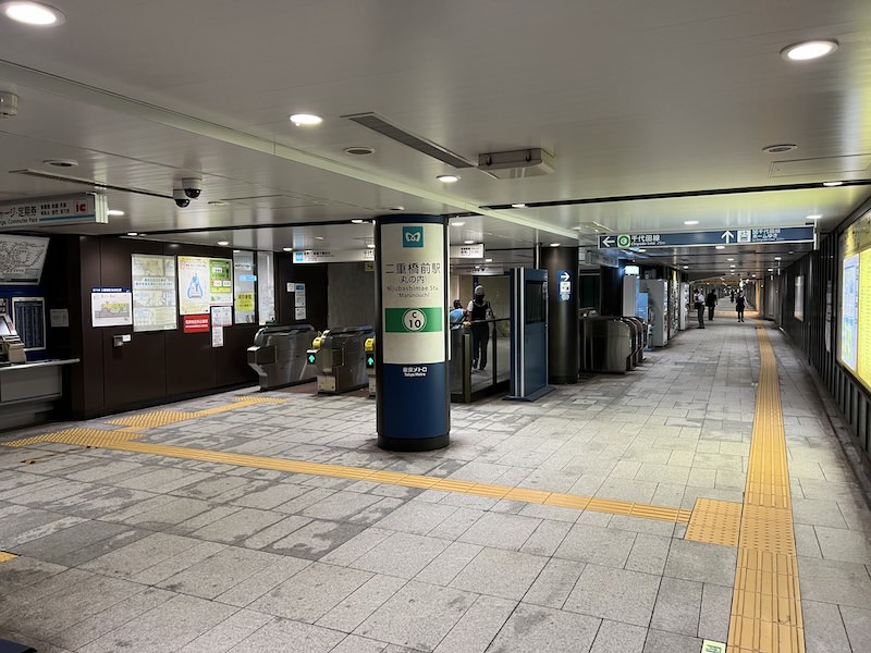 皇居・二重橋方面改札を出て左側の通路を進む