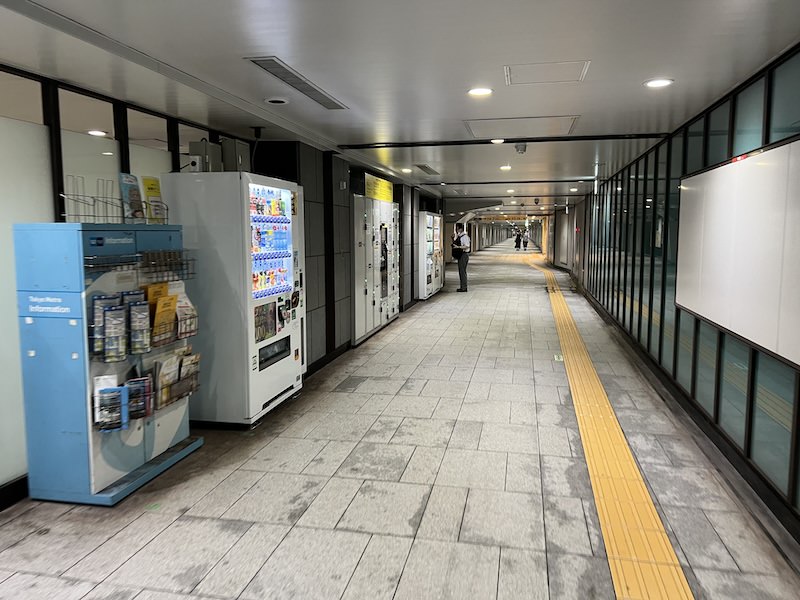 通路内左側にコインロッカーが設置されている