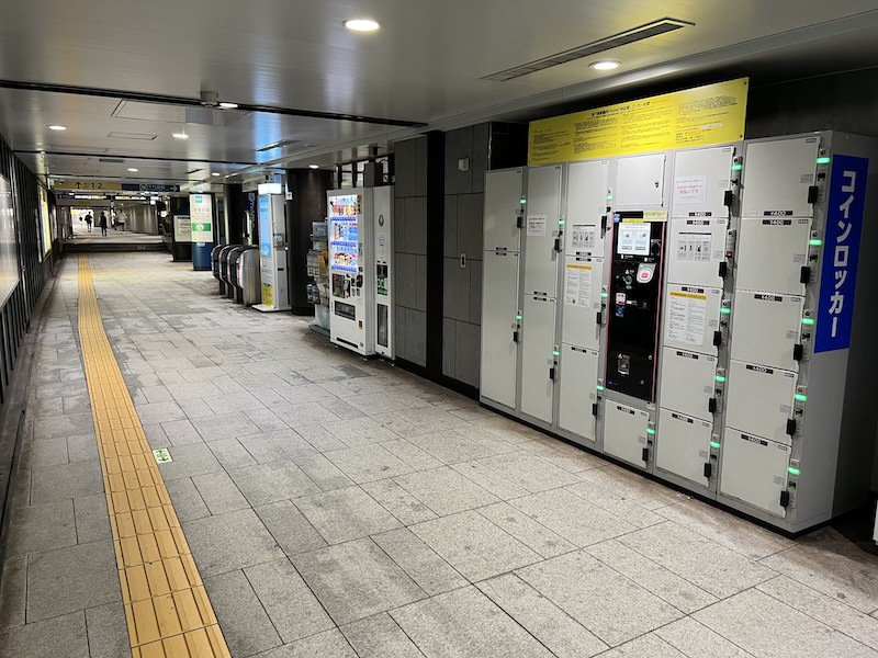 コインロッカー側から改札を見る