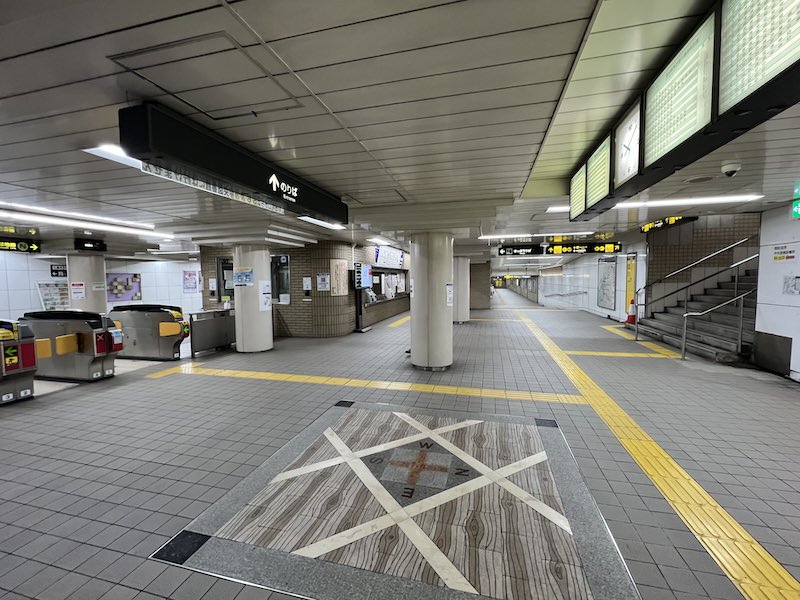 東改札を出て左側の通路を進む