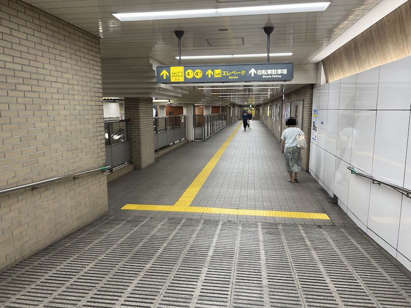 4-A、4-B出入口への通路を進む