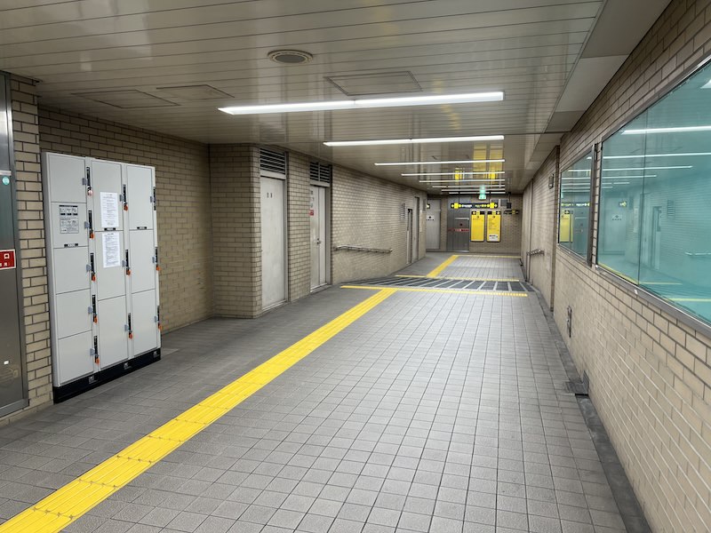 通路の左側にコインロッカーが設置されている