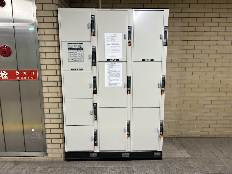 東改札外のコインロッカー