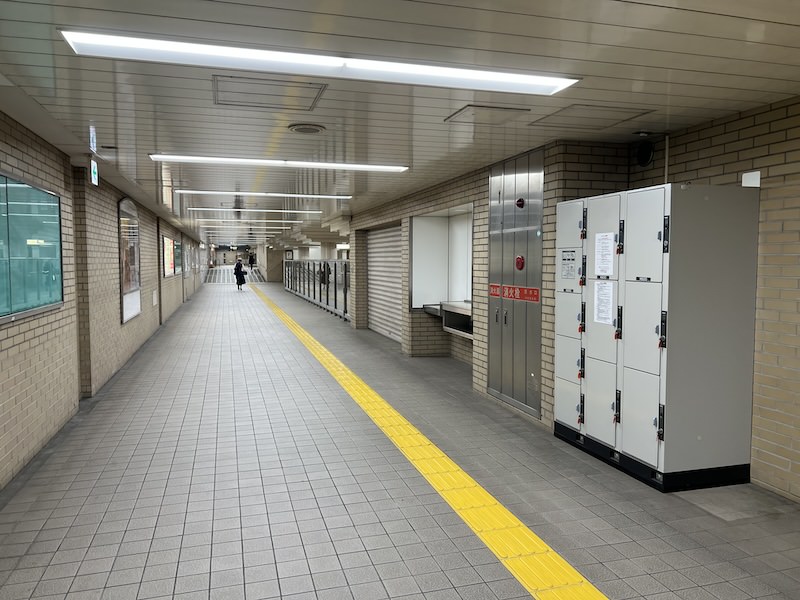 コインロッカー側から東改札方向を見る