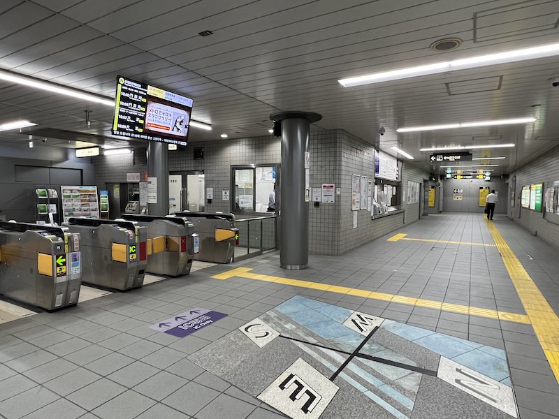 改札を出て左側の通路を進む